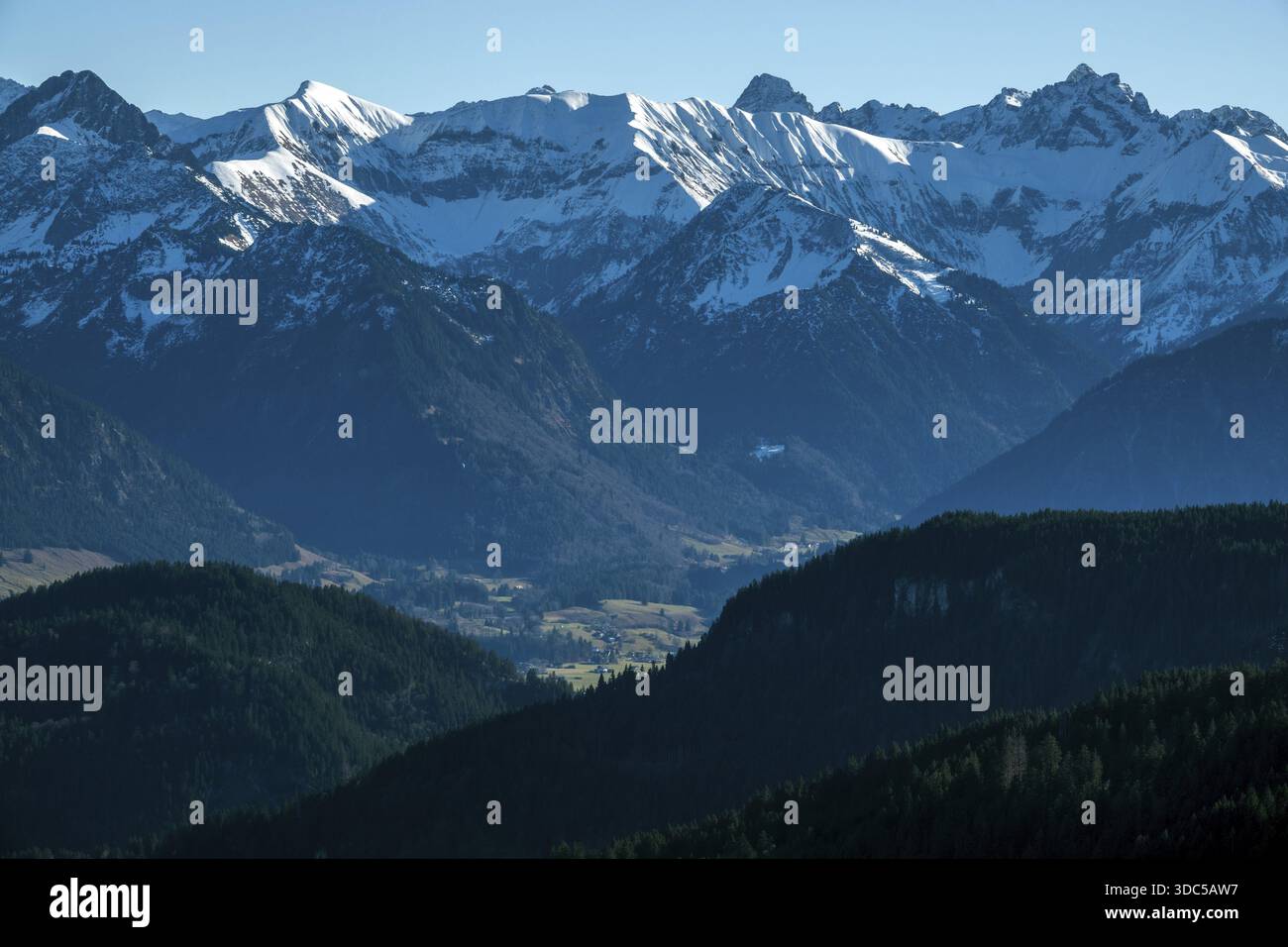 Blick vom Höhenwanderweg vom Bolsterlanger Horn zum Riedberger Horn, schneebedeckten Bergen der Allgäuer Alpen, Bolsterlang, Oberstdor Stockfoto