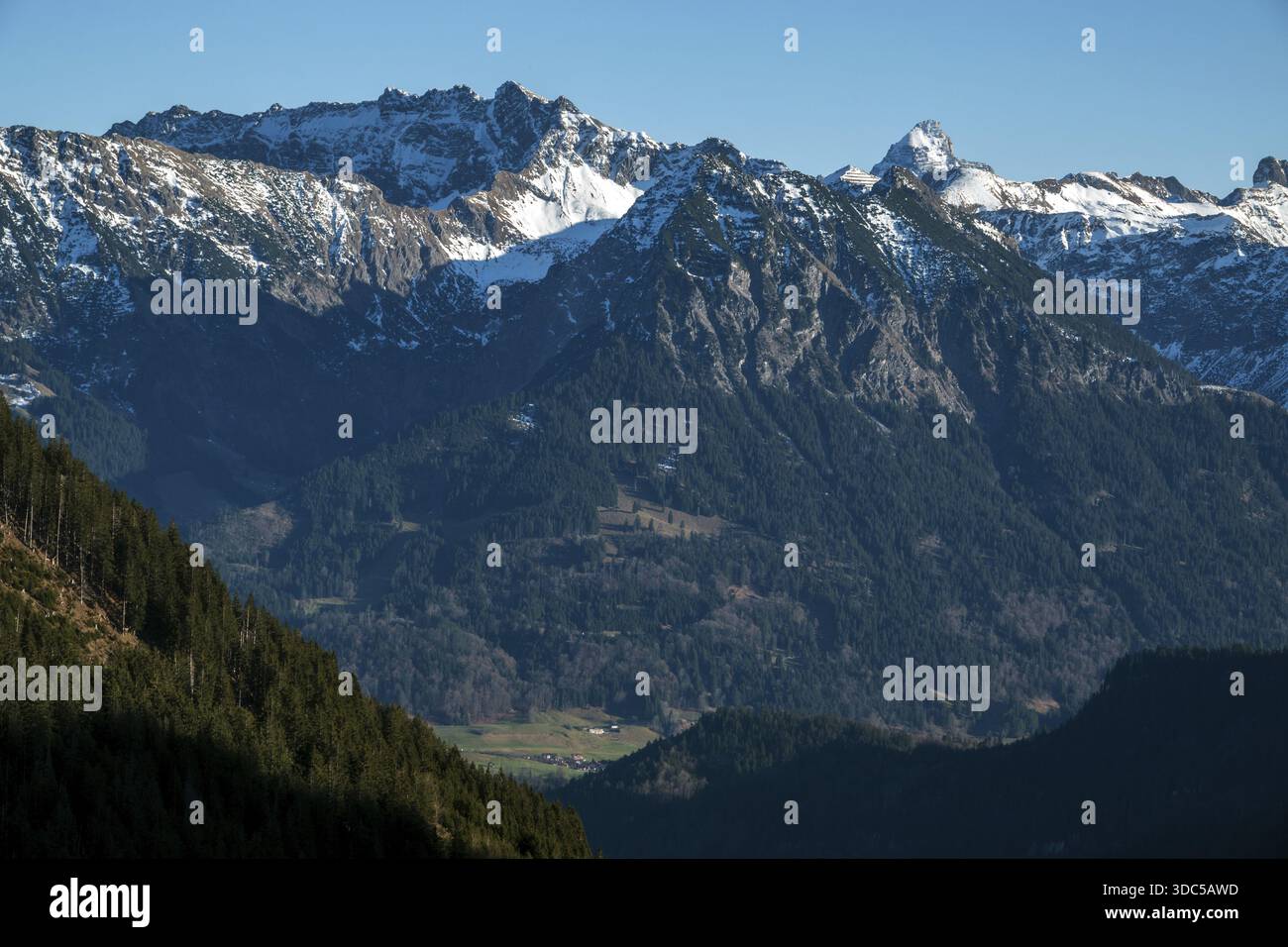 Blick vom Höhenwanderweg vom Bolsterlanger Horn zum Riedberger Horn, schneebedeckten Bergen der Allgäuer Alpen, Bolsterlang, Oberstdor Stockfoto