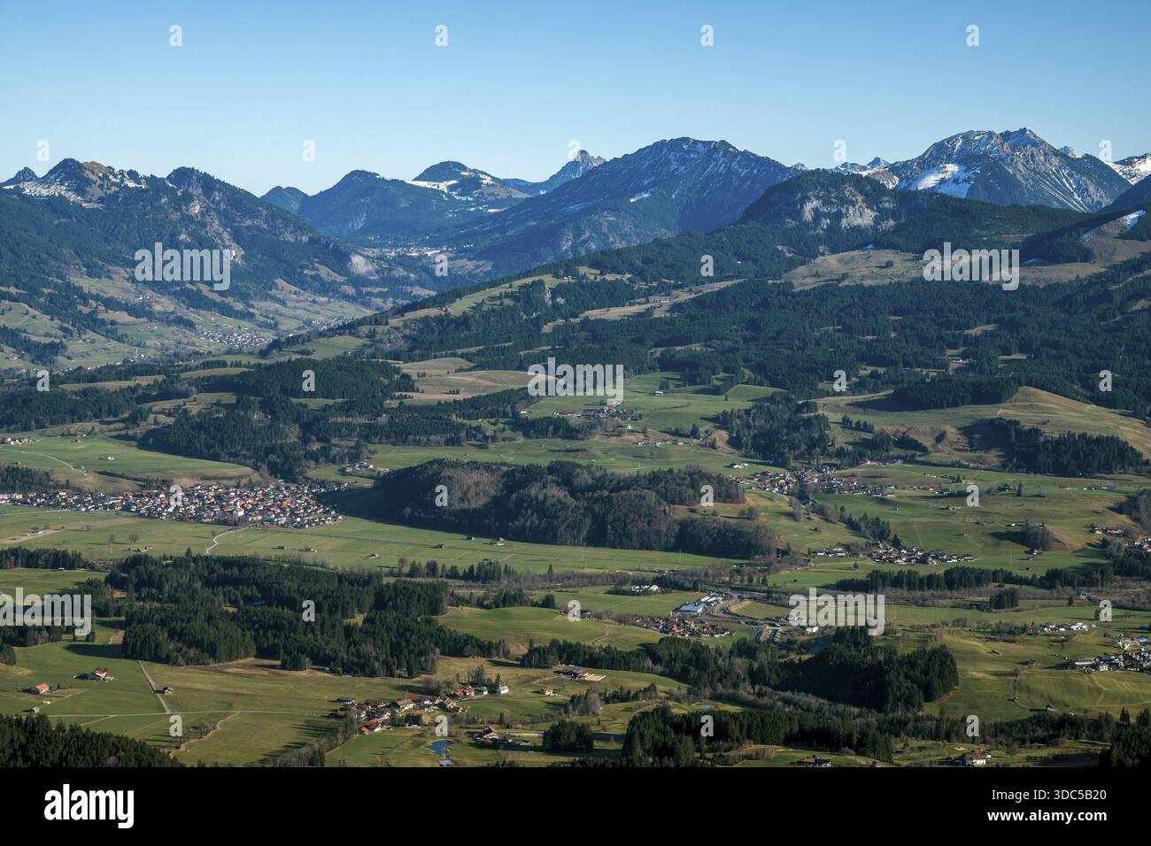 Blick vom Bolsterlanger Horn der Dörfer im Illertal und Berge der Allgäuer Alpen, Bolsterlang, Oberstdorf, Oberallgäuer, Allgäuer, Bayern Stockfoto