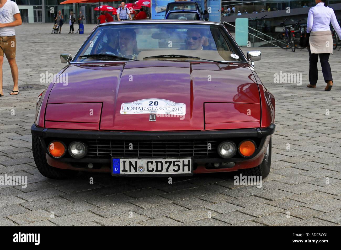 Ein roter Oldtimer von vorne gesehen bei einem Oldtimer-Event auf der Straße, Donau Classic 2011, Ingolstadt, Bayern, Deutschland Stockfoto