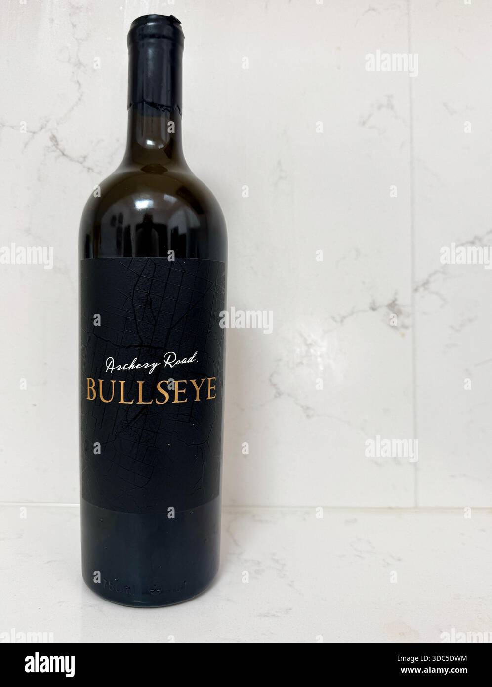 Rotweinflasche South Australian Barossa Bogenery Road Bullseye Shiraz - Smartphone-aufgenommenes Stockfoto