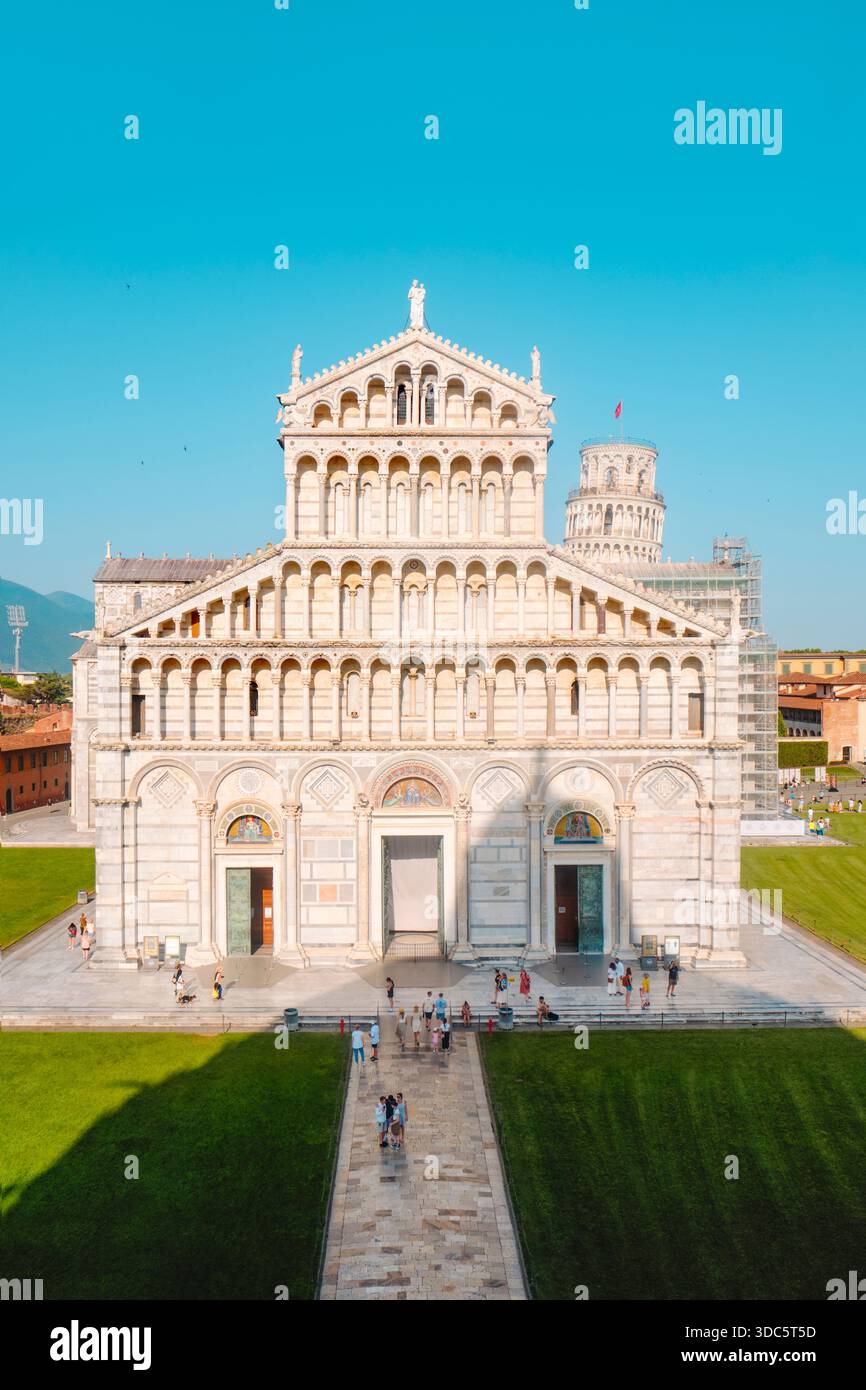 Pisa, Italien - 26. Juni 2025: Die Fassade der Kathedrale von Pisa aus dem Inneren des Baptisteriums, mit romanischen Bögen, Marmordetails und Besuchern überkreuzt Stockfoto