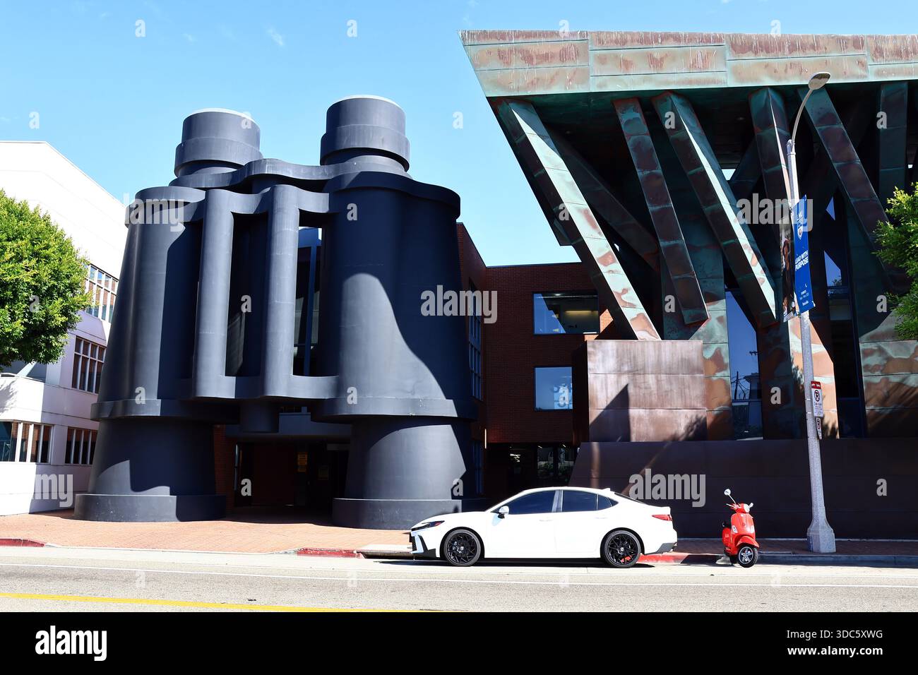 Öffentliches FERNGLAS von Frank Gehry in der 340 Main Street, Venedig (Los Angeles), Kalifornien Stockfoto