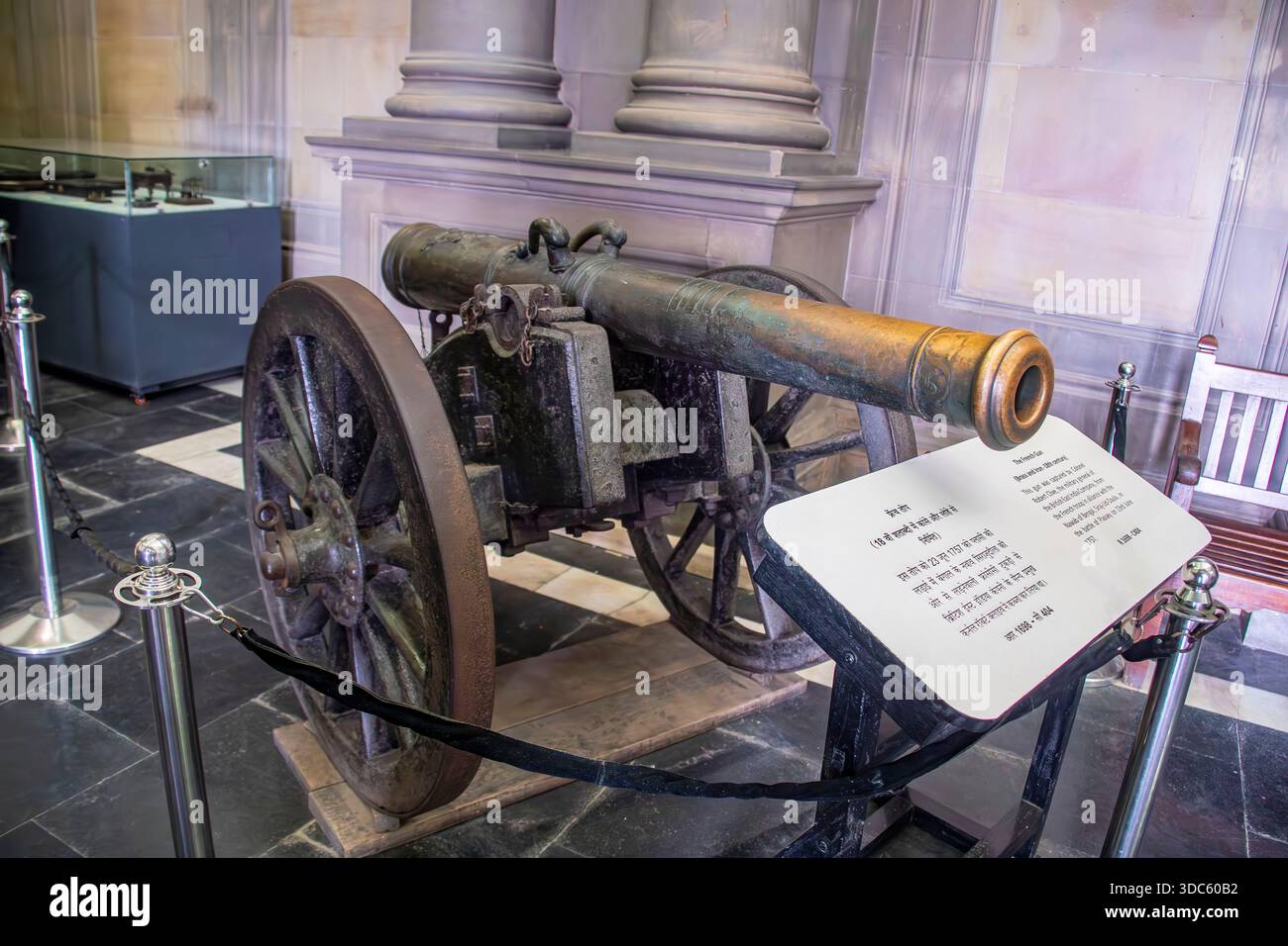 kalkutta Indien 12. Dezember 2025: Eine historische französische Kanone, die in der Victoria Memorial Hall ausgestellt wird, repräsentiert europäische Militärtechnologie und spiegelt den Glob wider Stockfoto