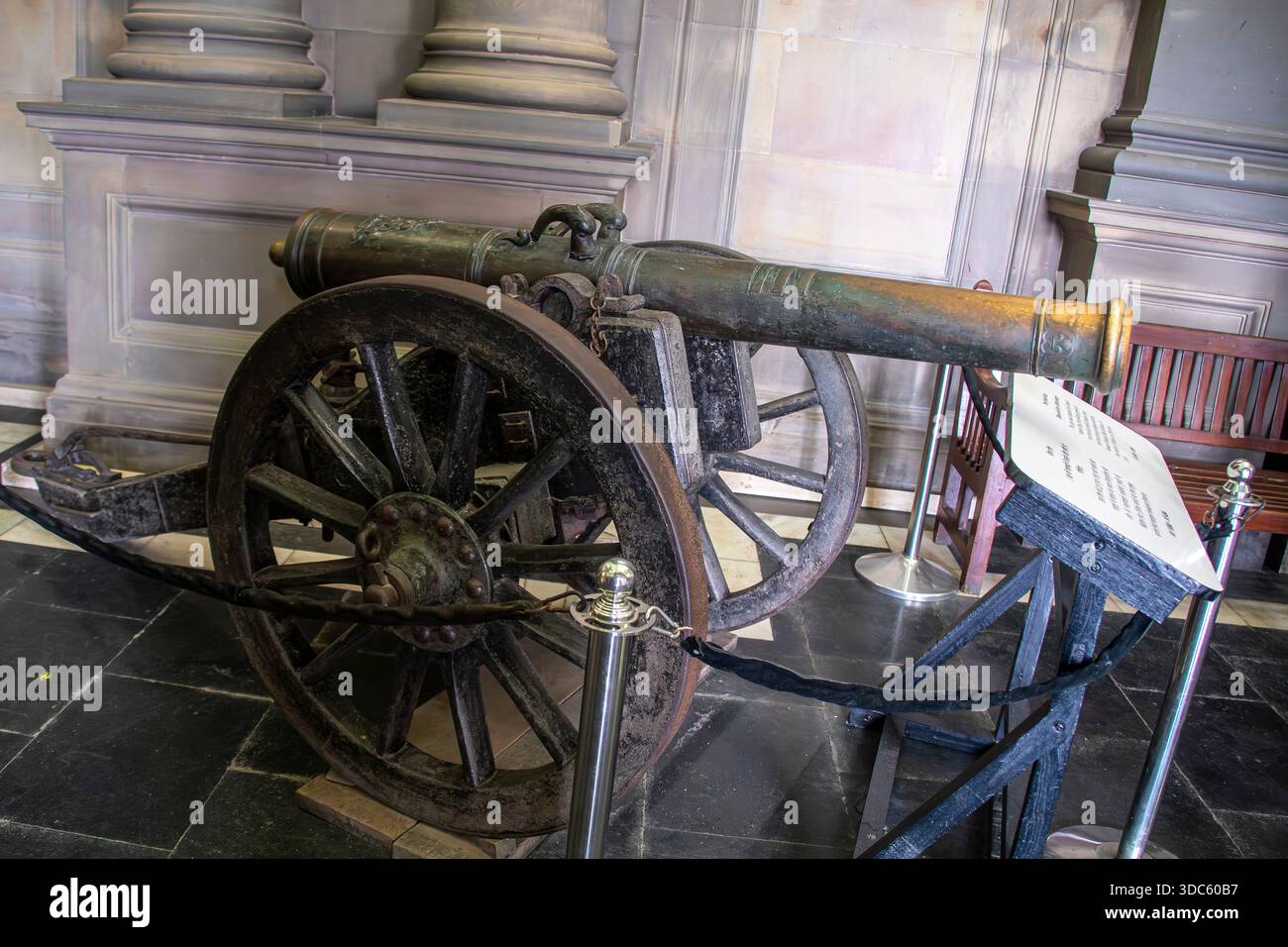 kalkutta Indien 12. Dezember 2025: Eine historische französische Kanone, die in der Victoria Memorial Hall ausgestellt wird, repräsentiert europäische Militärtechnologie und spiegelt den Glob wider Stockfoto