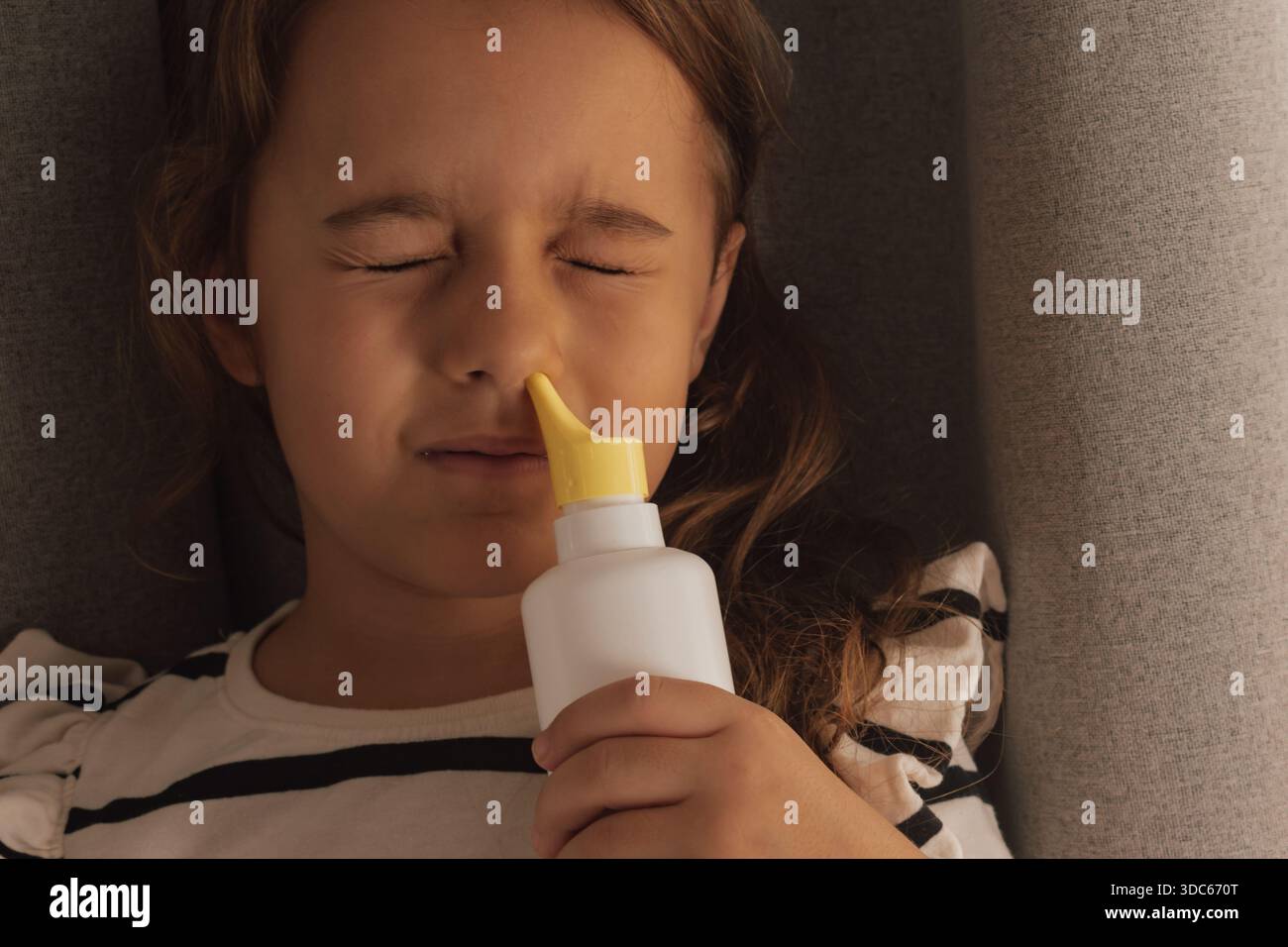 Selbstpflegemoment: Hand mit Sprühflasche zur schonenden Nasenbehandlung Stockfoto