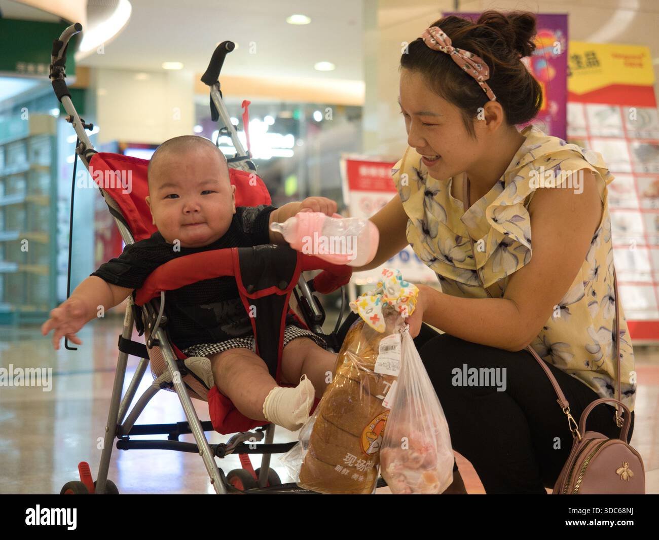Kinderwagen einkaufen -Fotos und -Bildmaterial in hoher Auflsung  Alamy