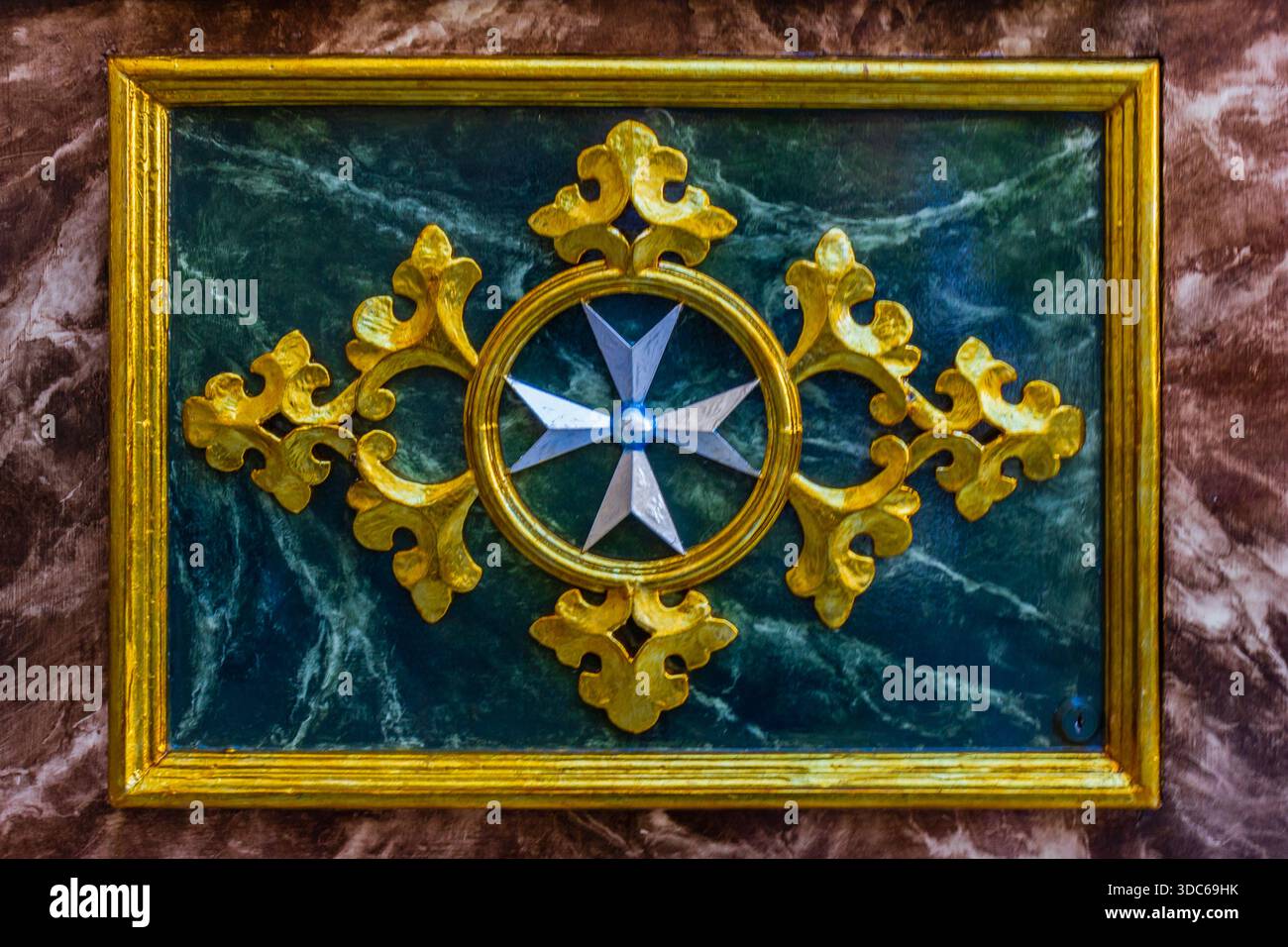 Kunstvoll Verziertes Goldenes Kreuzgestell Mit Blauem Marmorhintergrund, Reichhaltiges Religiöses Dekor Für Innenräume Stockfoto