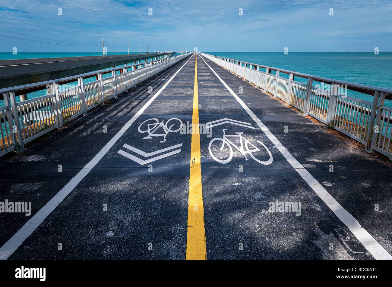 Fußgängerbrücke mit Fahrradsymbol auf dem Asphaltboden, sonniger Tag, die Keys, Florida Stockfoto