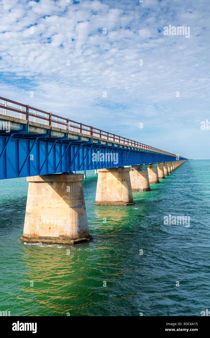 Seven Mile Bridge verschwindet an einem sonnigen Tag am Horizont, The Keys, Florida (vertikales Format) Stockfoto