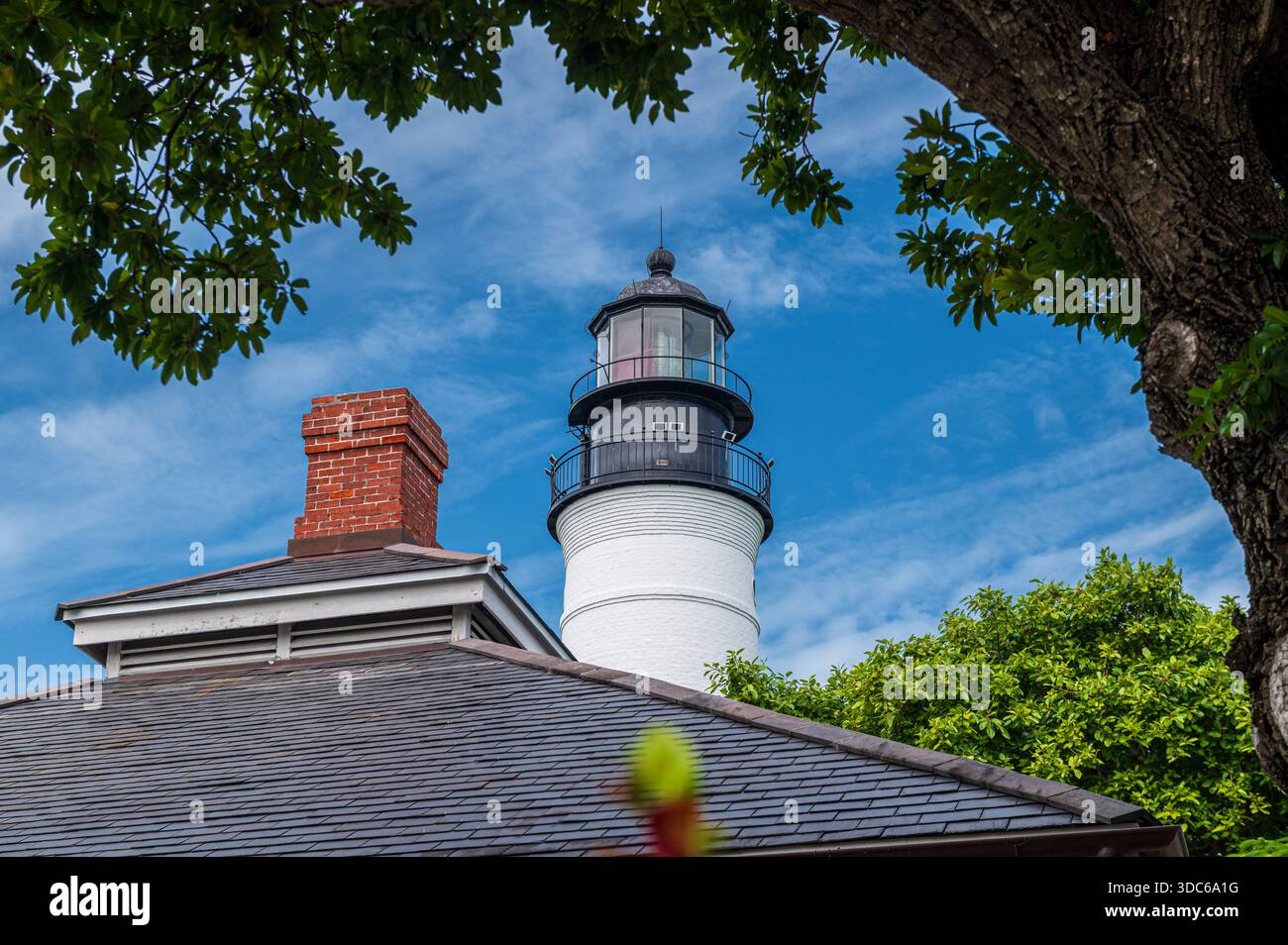 Old Key West Leuchtturm, der über dem Dach eines Hauses in Key West, Florida, aufspringt Stockfoto