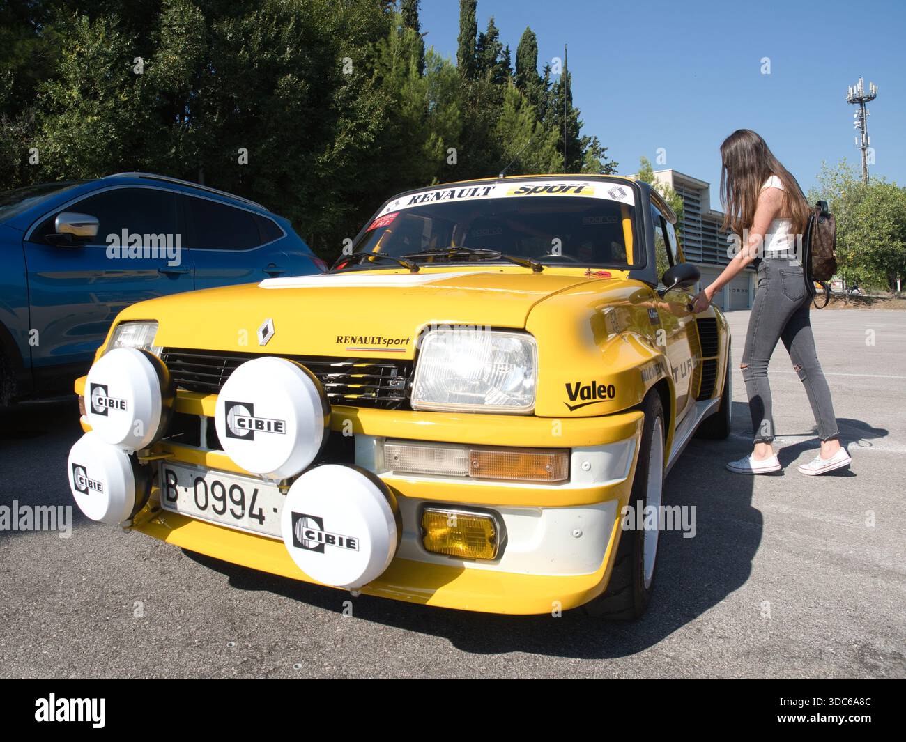 Barcelona-Katalonien-Spanien-29. September 2018,Ein gelber Renault 5 Turbo Rallye-Oldtimer mit den Markenzeichen CIBIE, Valeo und Michelin wird von einem gesehen Stockfoto