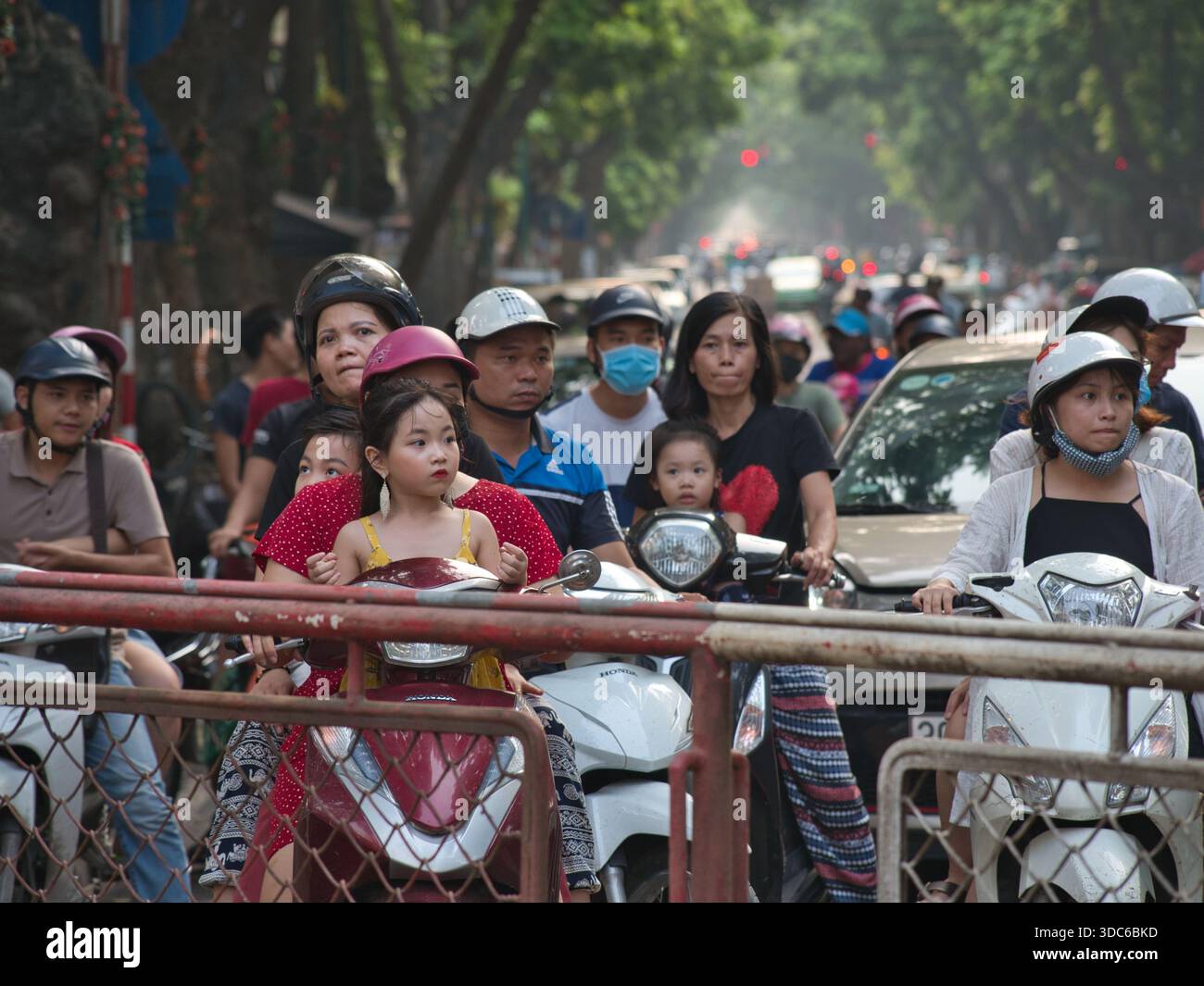 hanoi-Vietnam-10. August 2019, dichter Stau von Motorrädern und Motorrollern, die Familien und Pendler während der Stoßzeiten auf einer überfüllten städtischen Straße transportieren Stockfoto