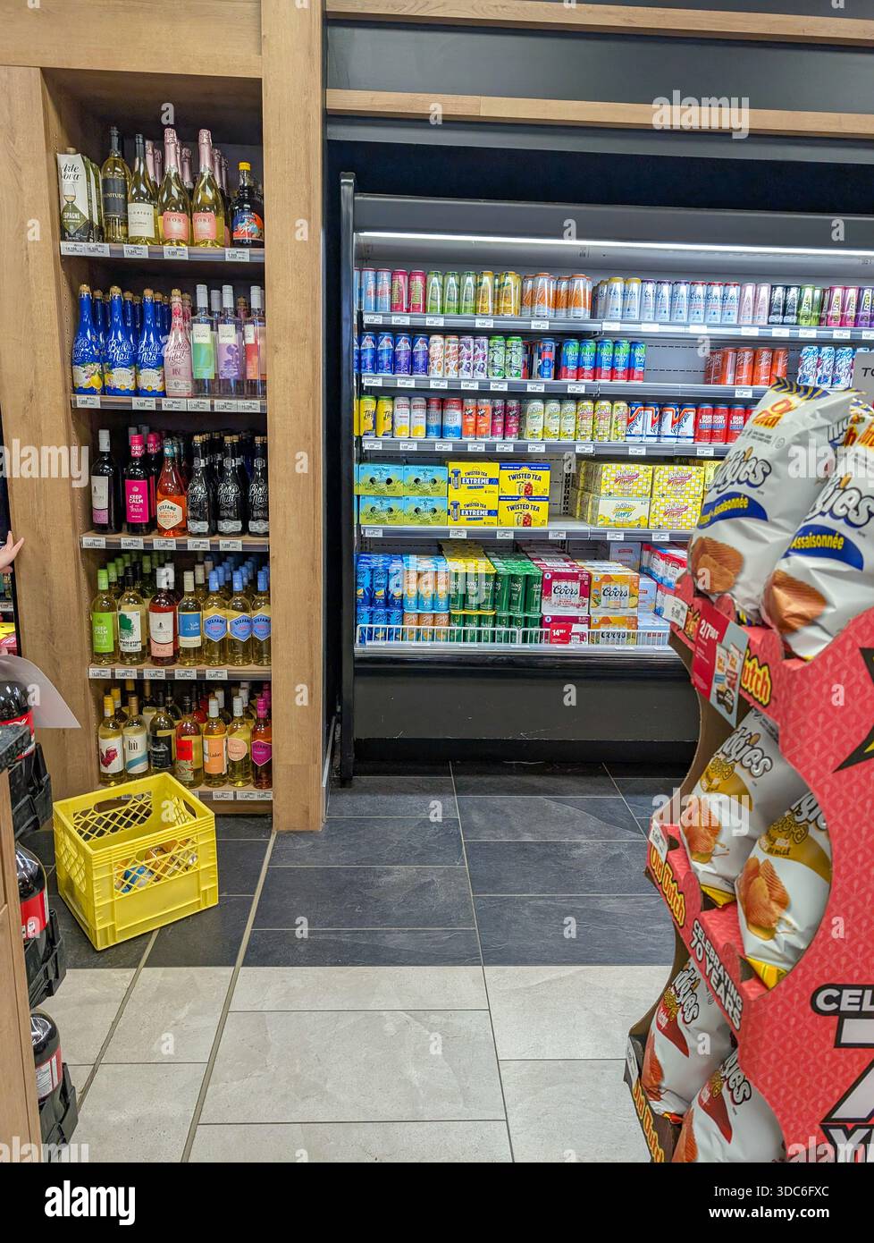 Kanada, Québec, 27. November 2025 : bunte Ausstellung von Getränken, Weinflaschen, Snacks, im Lebensmittelgeschäft Gang Stockfoto