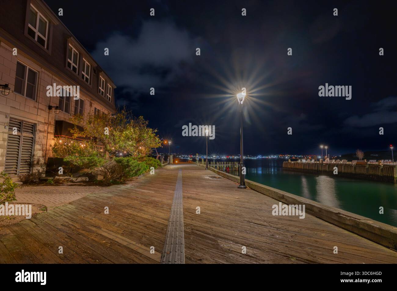 Nächtlicher Blick auf die Promenade an der Uferpromenade von Halifax, Nova Scotia, Kanada Stockfoto