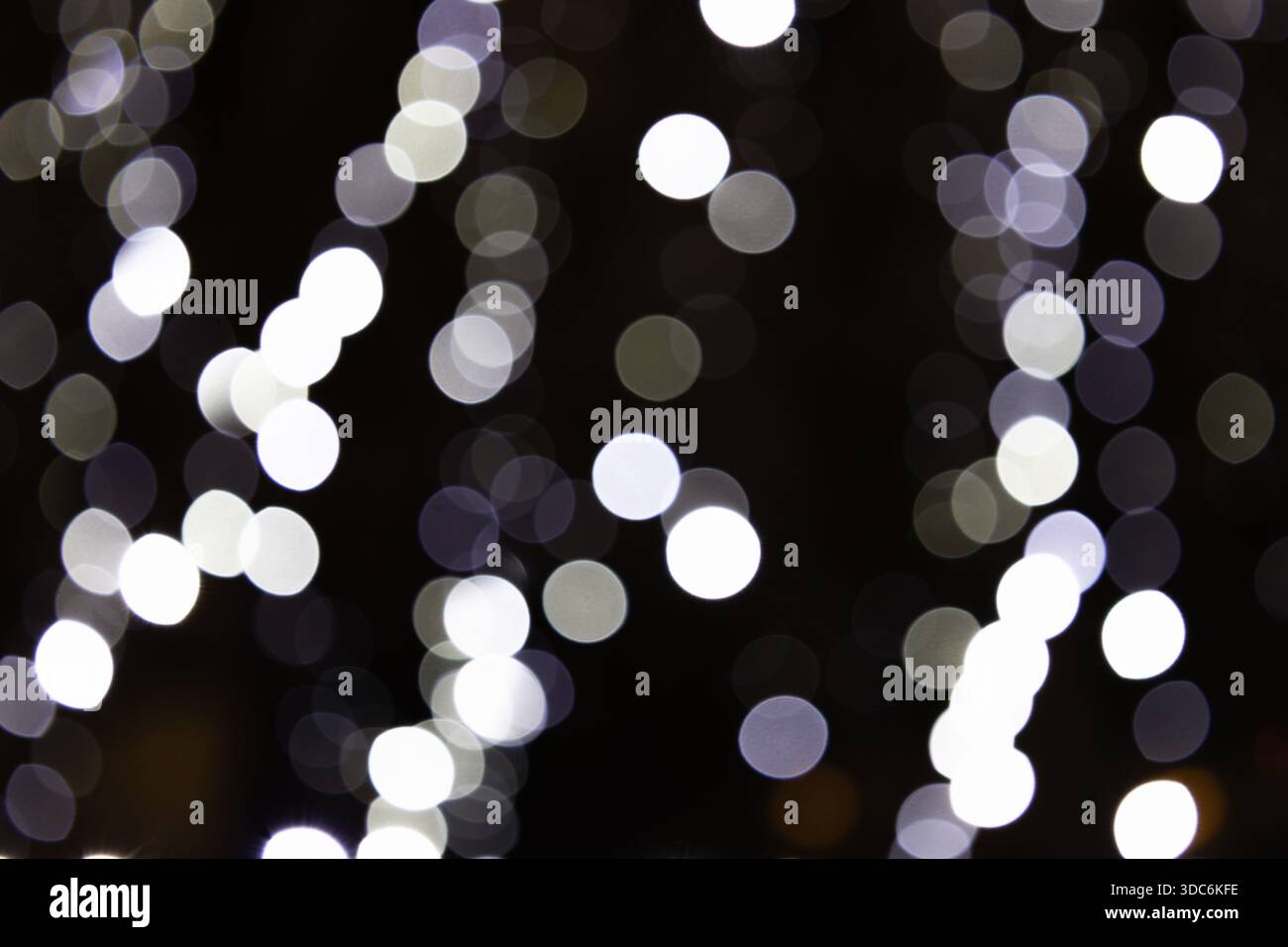 Abstrakte weiße Bokeh-Lichter auf dunklem Hintergrund Stockfoto