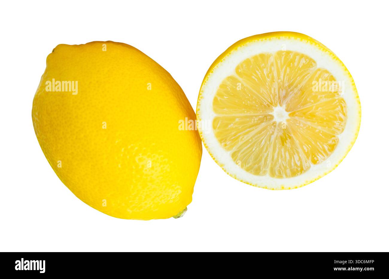 Vorderansicht reifer gelber Zitronen mit einer halben oder kreisförmigen Scheibe im Stapel ist auf weißem Hintergrund mit Schnittpfad isoliert. Stockfoto