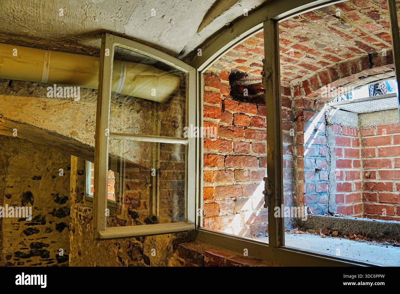 Während des Nationalsozialismus wurden Menschen mit grauen Bussen aus ganz Deutschland nach Hadmar deportiert und in den Kellern des Gebäudes in der Gaskammer ermordet. Insgesamt gab es etwa 15000 Opfer. Stockfoto