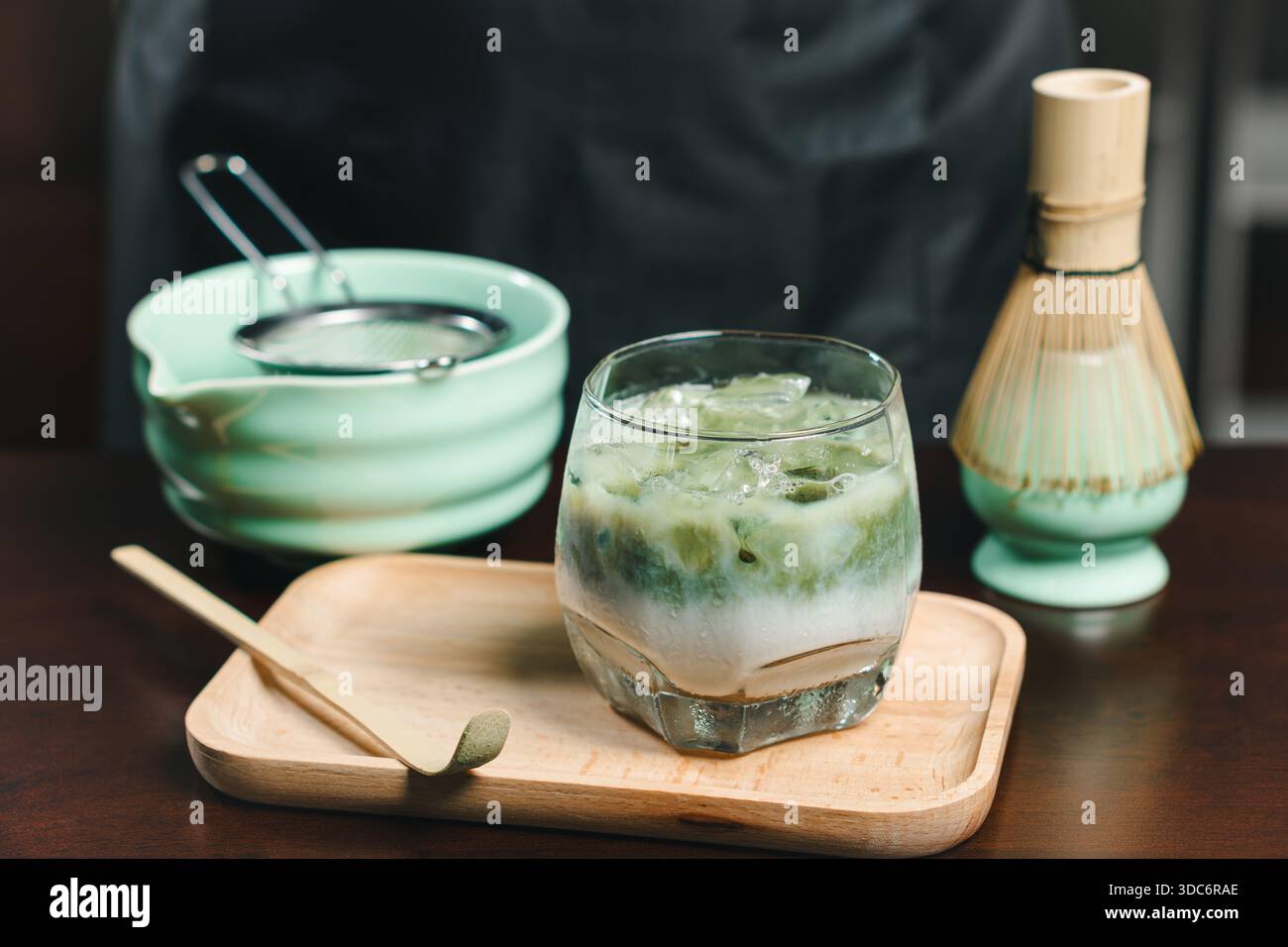 Matcha grüner Tee mit Sojamilch in einem Glas kalt. Erfrischendes Eis Stockfoto