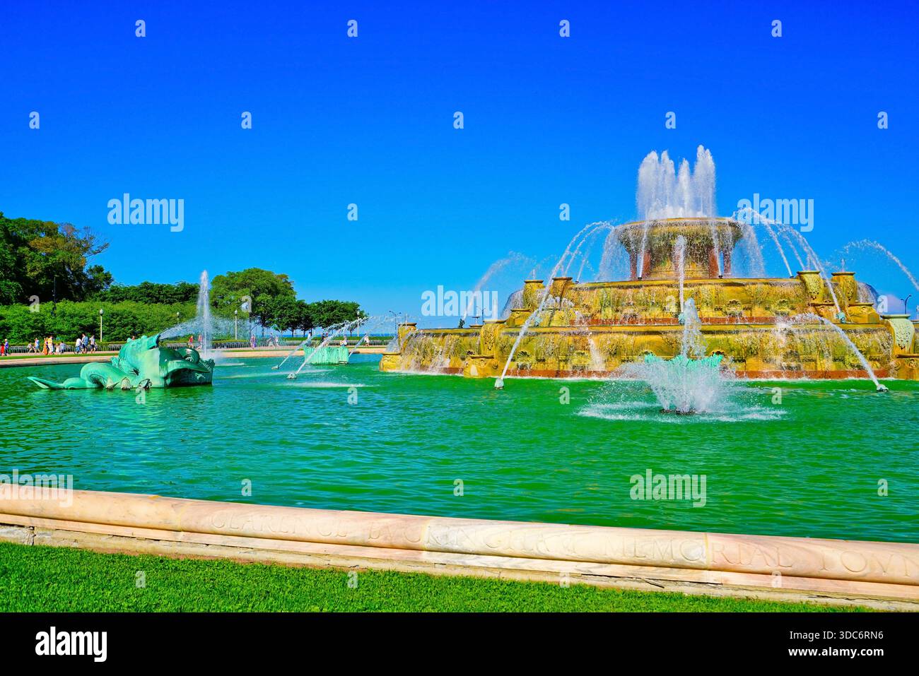 Blick auf den Buckingham Fountain im Grant Park in Chicago an einem sonnigen Tag. Stockfoto