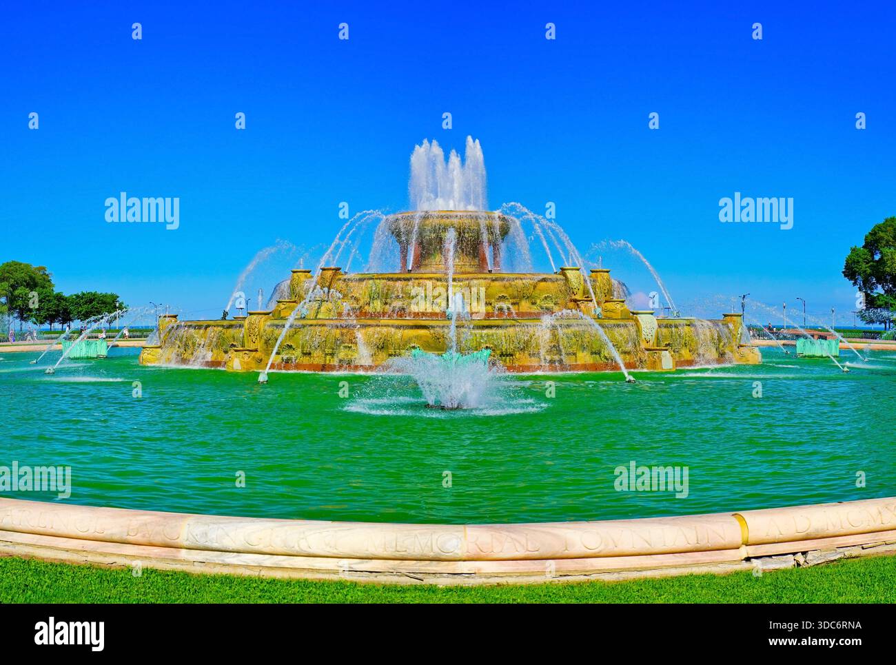 Blick auf den Buckingham Fountain im Grant Park in Chicago an einem sonnigen Tag. Stockfoto