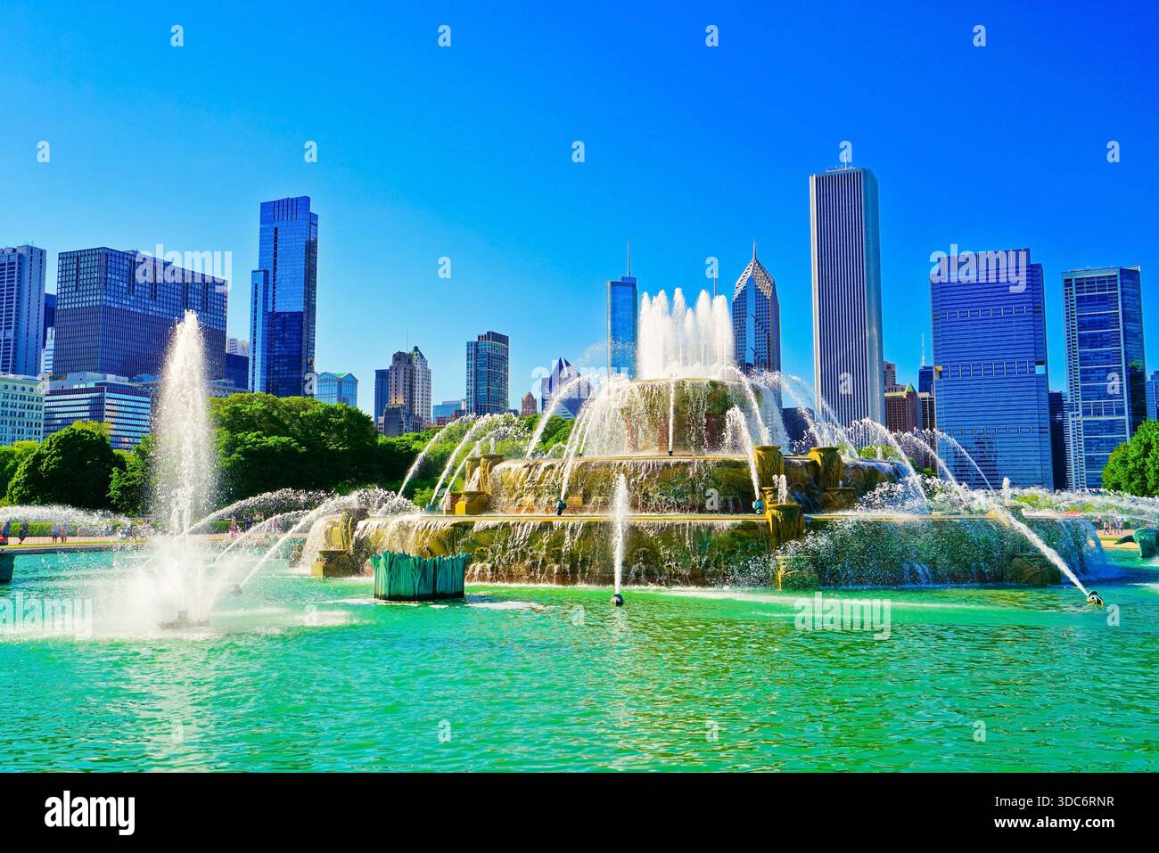 Blick auf den Buckingham Fountain im Grant Park in Chicago an einem sonnigen Tag. Stockfoto