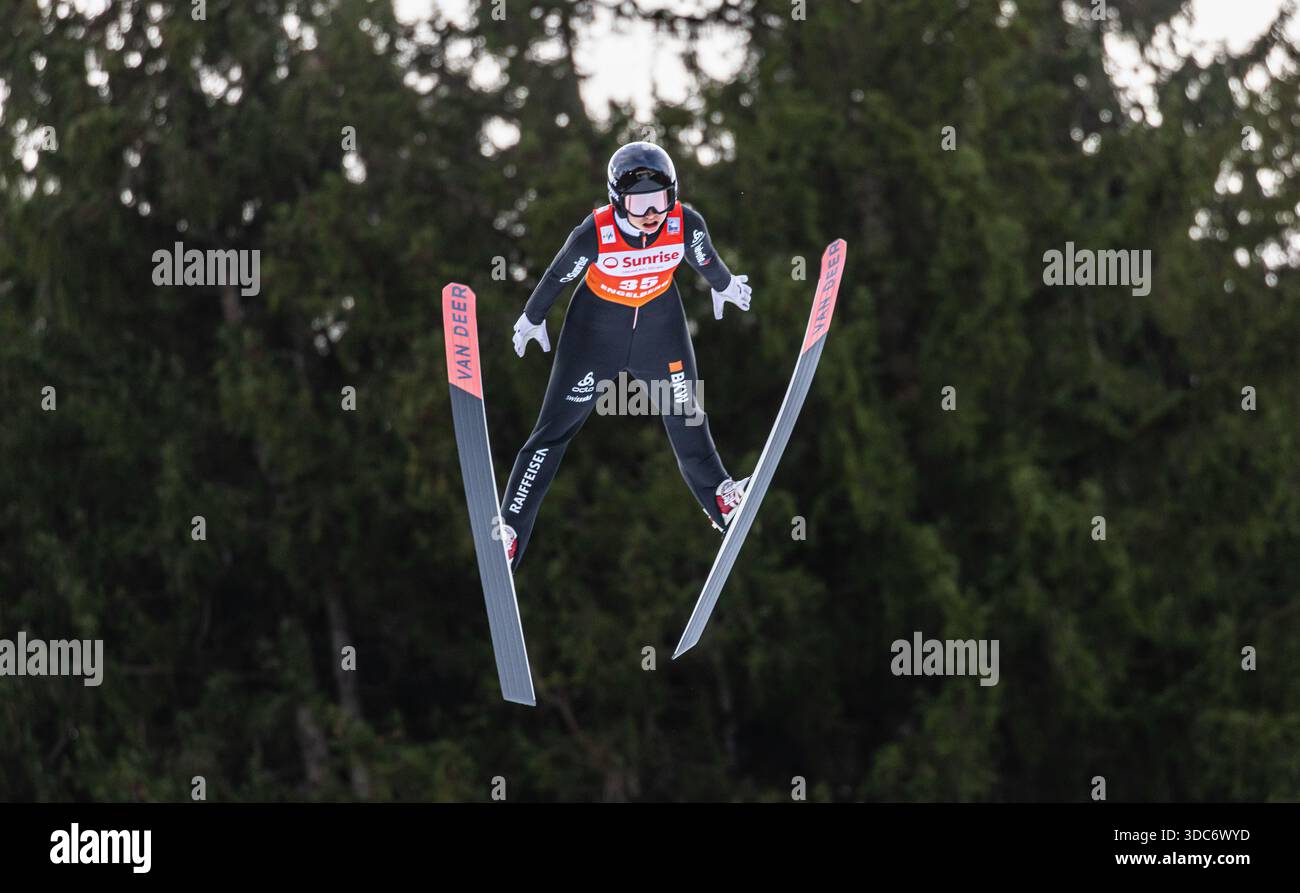 Engelberg, Schweiz, 20. Dez 2025: Die Schweizer Skispringerin Sina Arnet bei ihrem Heimrennen von der Grosstitlis-Schanze. (Foto: Andreas Haas/dieBildmanufaktur) Credit: DieBildmanufaktur/Alamy Live News Stockfoto