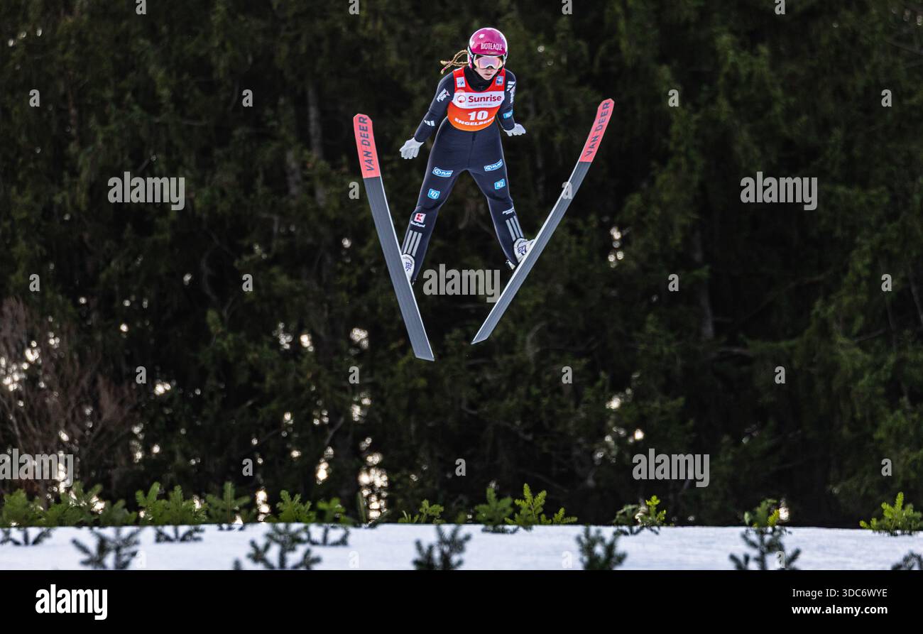 Engelberg, Schweiz, 20. Dezember 2025: Die deutsche Skispringerin Torazza Emely bei ihrem Sprung von der Grosstitlis-Schanze. (Foto: Andreas Haas/dieBildmanufaktur) Credit: DieBildmanufaktur/Alamy Live News Stockfoto