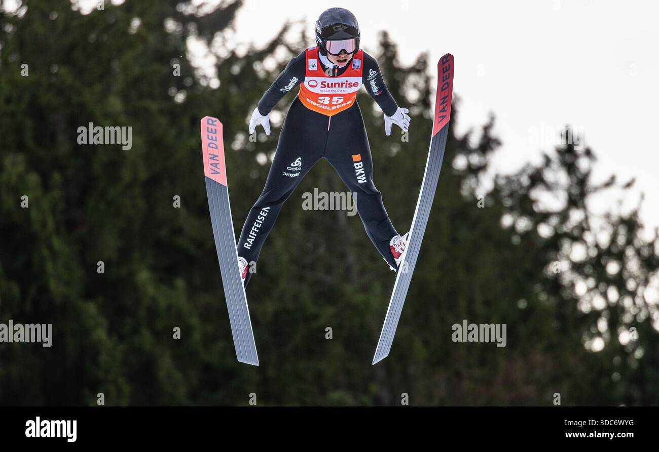 Engelberg, Schweiz, 20. Dez 2025: Die Schweizer Skispringerin Sina Arnet bei ihrem Heimrennen von der Grosstitlis-Schanze. (Foto: Andreas Haas/dieBildmanufaktur) Credit: DieBildmanufaktur/Alamy Live News Stockfoto