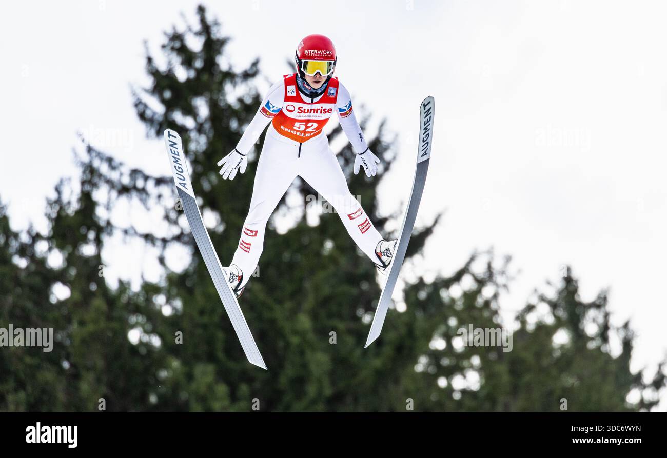 Engelberg, Schweiz, 20. Dezember 2025: Die österreichische Skispringerin Lisa Eder beim Sprung von der Grosstitlis-Schanze. (Foto: Andreas Haas/dieBildmanufaktur) Credit: DieBildmanufaktur/Alamy Live News Stockfoto