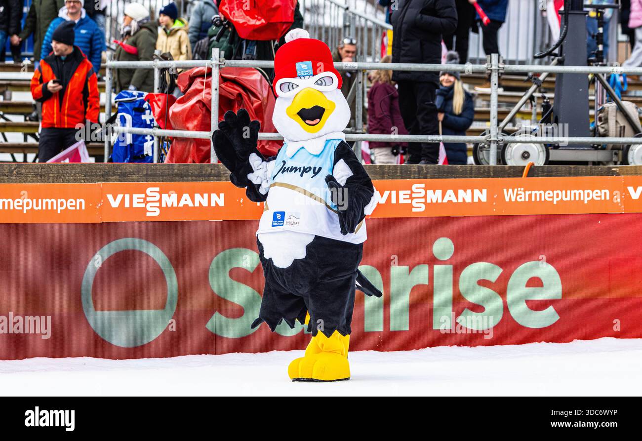 Engelberg, Schweiz, 20. Dez 2025: Das Maskottchen Jumpy sorgt während der Pausen für lebendige Atmosphäre. (Foto: Andreas Haas/dieBildmanufaktur) Credit: DieBildmanufaktur/Alamy Live News Stockfoto