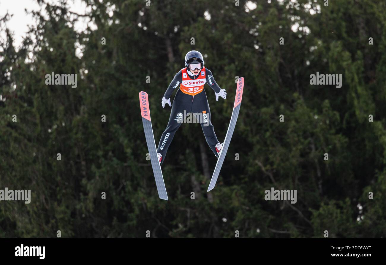 Engelberg, Schweiz, 20. Dez 2025: Die Schweizer Skispringerin Sina Arnet bei ihrem Heimrennen von der Grosstitlis-Schanze. (Foto: Andreas Haas/dieBildmanufaktur) Credit: DieBildmanufaktur/Alamy Live News Stockfoto