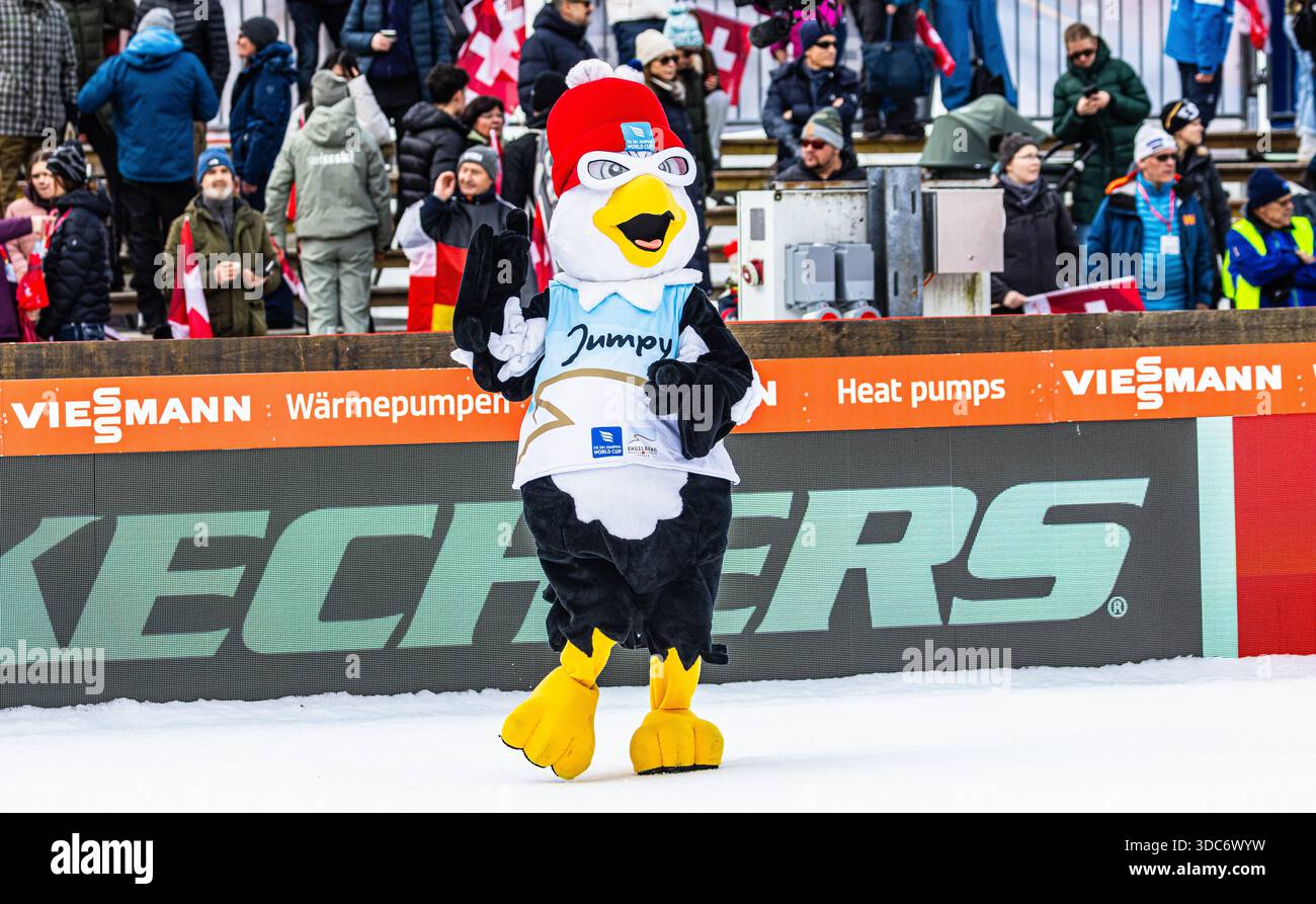 Engelberg, Schweiz, 20. Dez 2025: Das Maskottchen Jumpy sorgt während der Pausen für lebendige Atmosphäre. (Foto: Andreas Haas/dieBildmanufaktur) Credit: DieBildmanufaktur/Alamy Live News Stockfoto