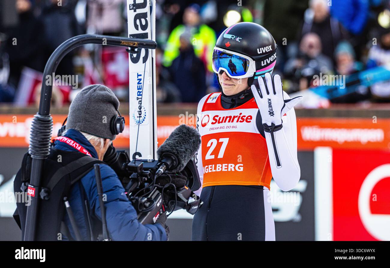 Engelberg, Schweiz, 20. Dezember 2025: Die kanadische Skispringerin Nicole Maurer wird von einem Fernsehkameramann gefilmt. (Foto: Andreas Haas/dieBildmanufaktur) Credit: DieBildmanufaktur/Alamy Live News Stockfoto