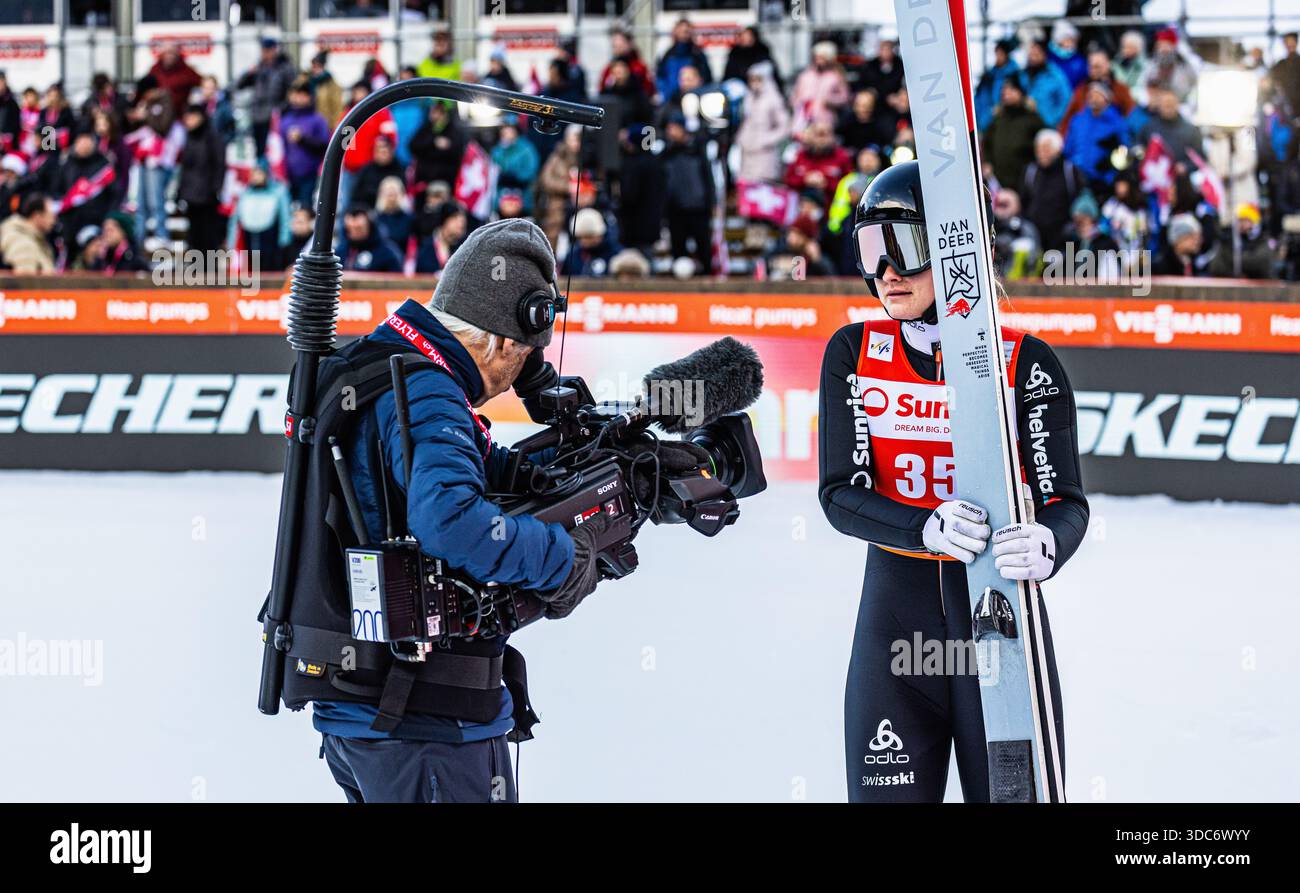 Engelberg, Schweiz, 20. Dezember 2025: Die Schweizer Skispringerin Sina Arnet wartet vor der Kamera auf das Ergebnis ihres Sprunges. (Foto: Jonas Philippe/dieBildmanufaktur) Credit: DieBildmanufaktur/Alamy Live News Stockfoto