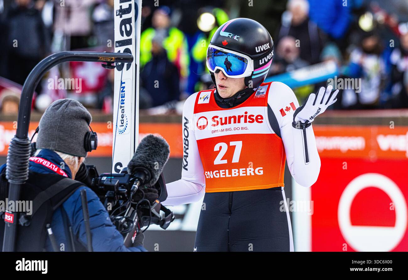 Engelberg, Schweiz, 20. Dezember 2025: Die kanadische Skispringerin Nicole Maurer wird von einem Fernsehkameramann gefilmt. (Foto: Andreas Haas/dieBildmanufaktur) Credit: DieBildmanufaktur/Alamy Live News Stockfoto