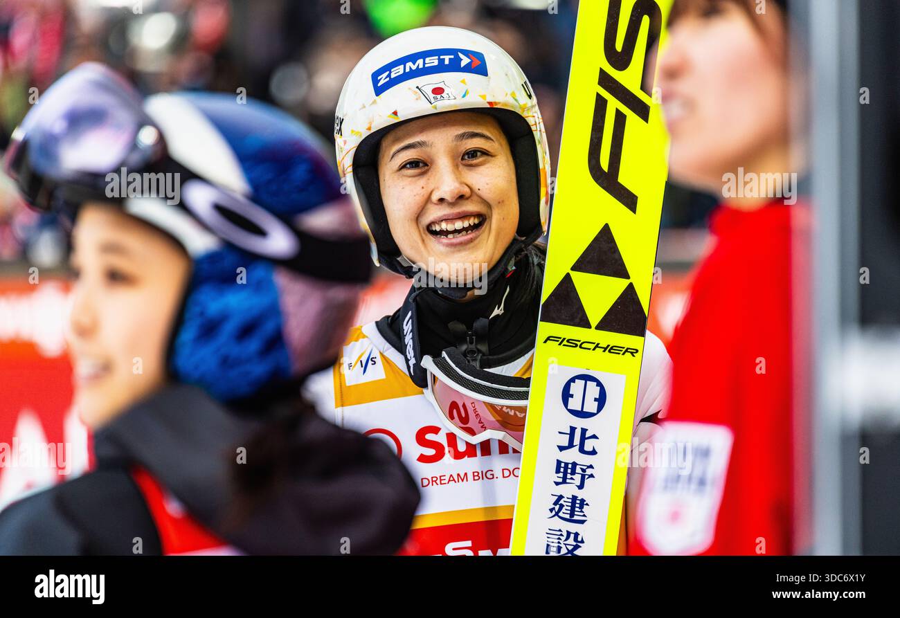 Engelberg, Schweiz, 20. Dezember 2025: Die Siegerin der Engelberger Weltmeisterschaft, die Japanerin Nozomi Maruyama, lacht vor Freude. (Foto: Jonas Philippe/dieBildmanufaktur) Credit: DieBildmanufaktur/Alamy Live News Stockfoto