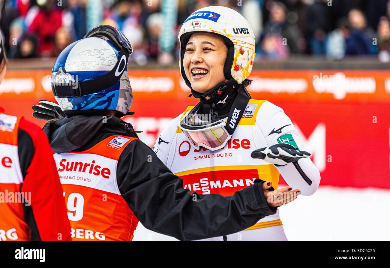 Engelberg, Schweiz, 20. Dezember 2025: Die Siegerin der Engelberger Weltmeisterschaft, die Japanerin Nozomi Maruyama, nimmt Glückwünsche entgegen. (Foto: Jonas Philippe/dieBildmanufaktur) Credit: DieBildmanufaktur/Alamy Live News Stockfoto