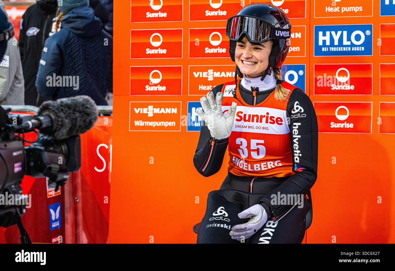 Engelberg, Schweiz, 20. Dezember 2025: Die Schweizer Skispringerin Sina Arnet ist vorübergehend auf dem ersten Platz und winkt der Kamera zu. (Foto: Jonas Philippe/dieBildmanufaktur) Credit: DieBildmanufaktur/Alamy Live News Stockfoto