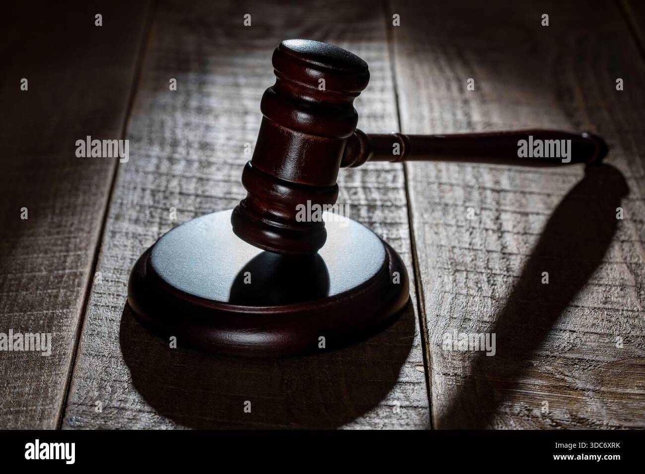 Hölzerner Richter Hammer und Schallplatte auf dem hölzernen Tisch Hintergrund, Nahaufnahme Stockfoto