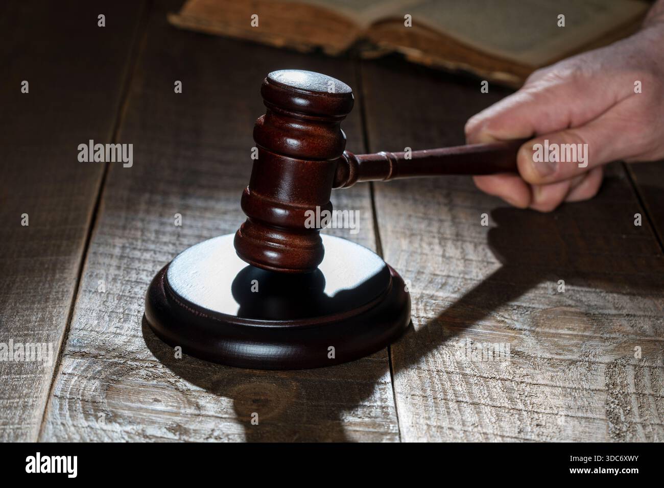 Hölzerner Richter Hammer und Schallplatte auf dem hölzernen Tisch Hintergrund, Nahaufnahme Stockfoto