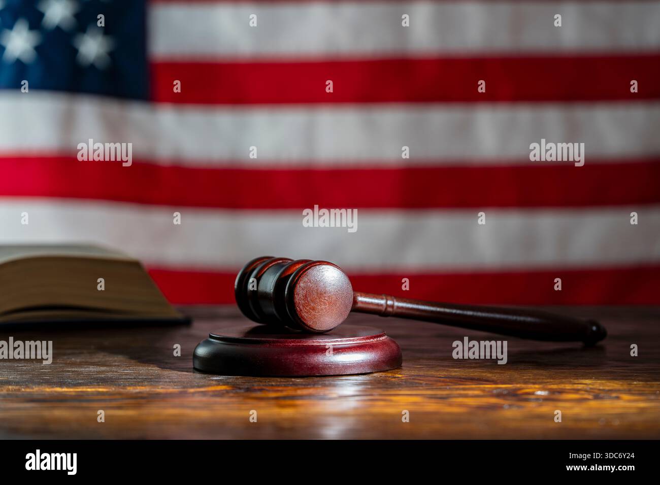 Hölzerner Hammer und Soundboard auf dem Hintergrund der amerikanischen Flagge, Nahaufnahme Stockfoto
