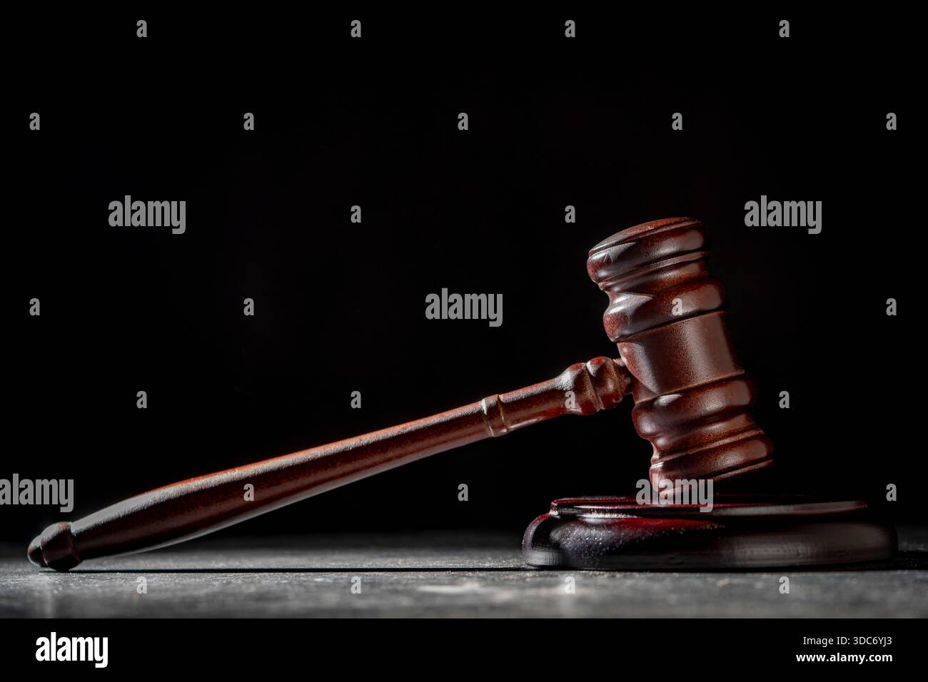 Hölzerner Hammer und Soundboard auf schwarzem Hintergrund, Nahaufnahme Stockfoto