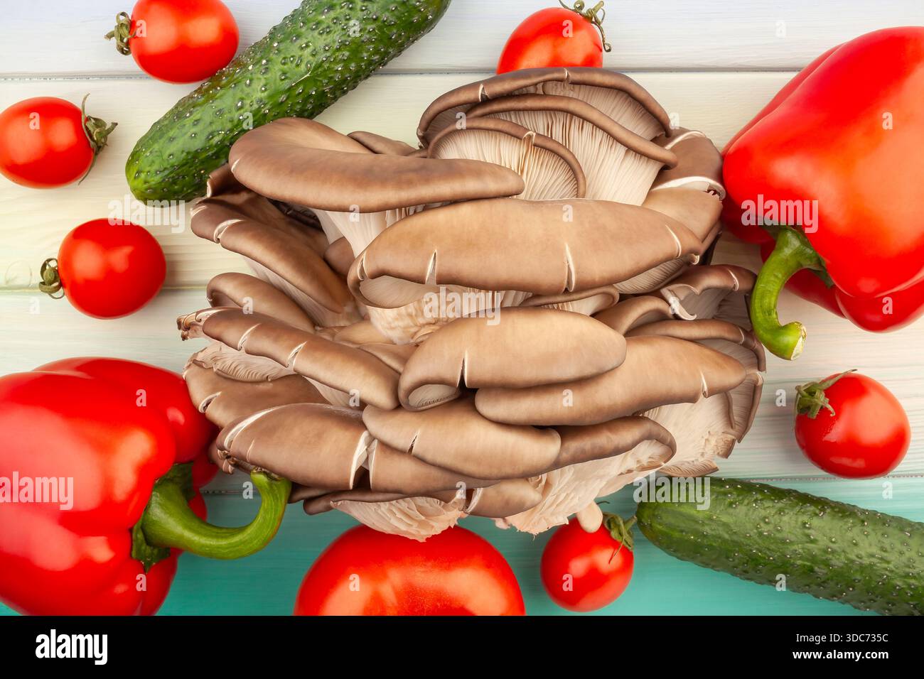 austernpilze Gemüsemischung auf hölzernem Hintergrund Stockfoto