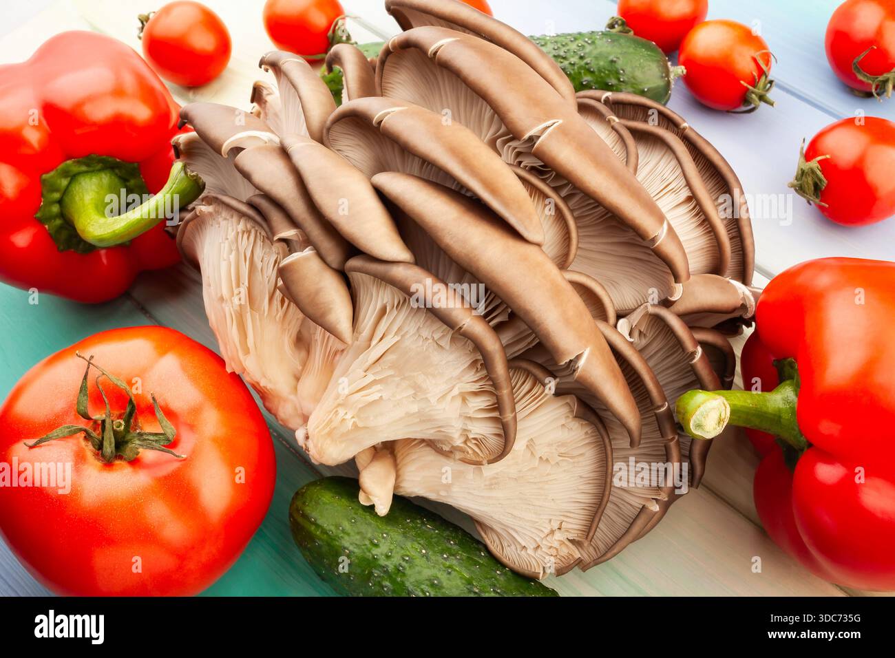 austernpilze Gemüsemischung auf hölzernem Hintergrund Stockfoto