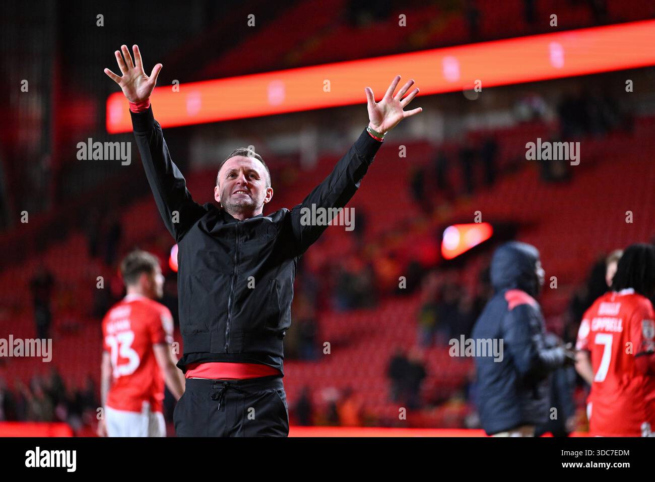 London, England, 20. Dezember 2025: Charlton Athletic Manager Nathan Jones feiert vor der Menge nach seinem 1-0 Sieg über Oxford United im Sky Bert Championship Match im Valley, London Credit: Keith Gillard/Alamy Live News dieses Bild ist an Dataco Einschränkungen gebunden, wie es verwendet werden kann. Weitere Informationen finden Sie in unseren Nutzungsbedingungen zu Dataco Restrictions. Quelle: Keith Gillard/Alamy Live News Stockfoto