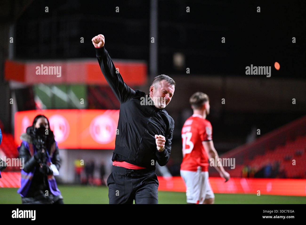 London, England, 20. Dezember 2025: Charlton Athletic Manager Nathan Jones feiert vor der Menge nach seinem 1-0 Sieg über Oxford United im Sky Bert Championship Match im Valley, London Credit: Keith Gillard/Alamy Live News dieses Bild ist an Dataco Einschränkungen gebunden, wie es verwendet werden kann. Weitere Informationen finden Sie in unseren Nutzungsbedingungen zu Dataco Restrictions. Quelle: Keith Gillard/Alamy Live News Stockfoto