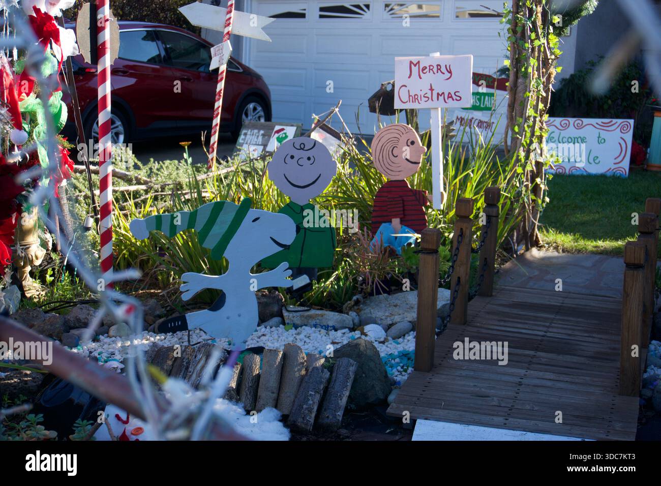 Weihnachtsausstellung im Freien mit Dekorationen im Cartoon-Stil in Kalifornien Stockfoto