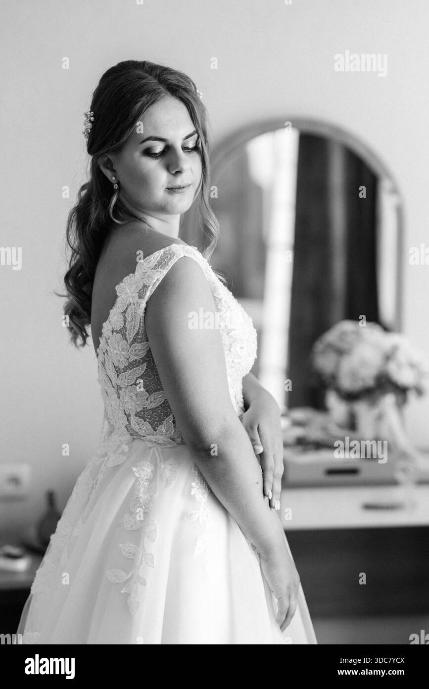 Porträt einer Braut am Morgen vor der Hochzeit mit einem weißen Kleid Stockfoto