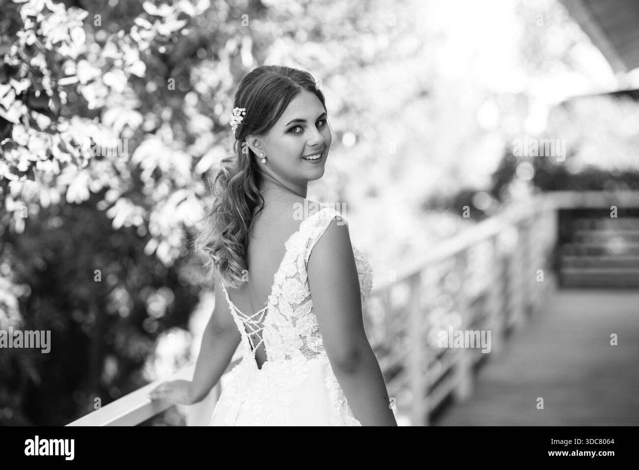Porträt einer Braut am Morgen vor der Hochzeit mit einem weißen Kleid Stockfoto